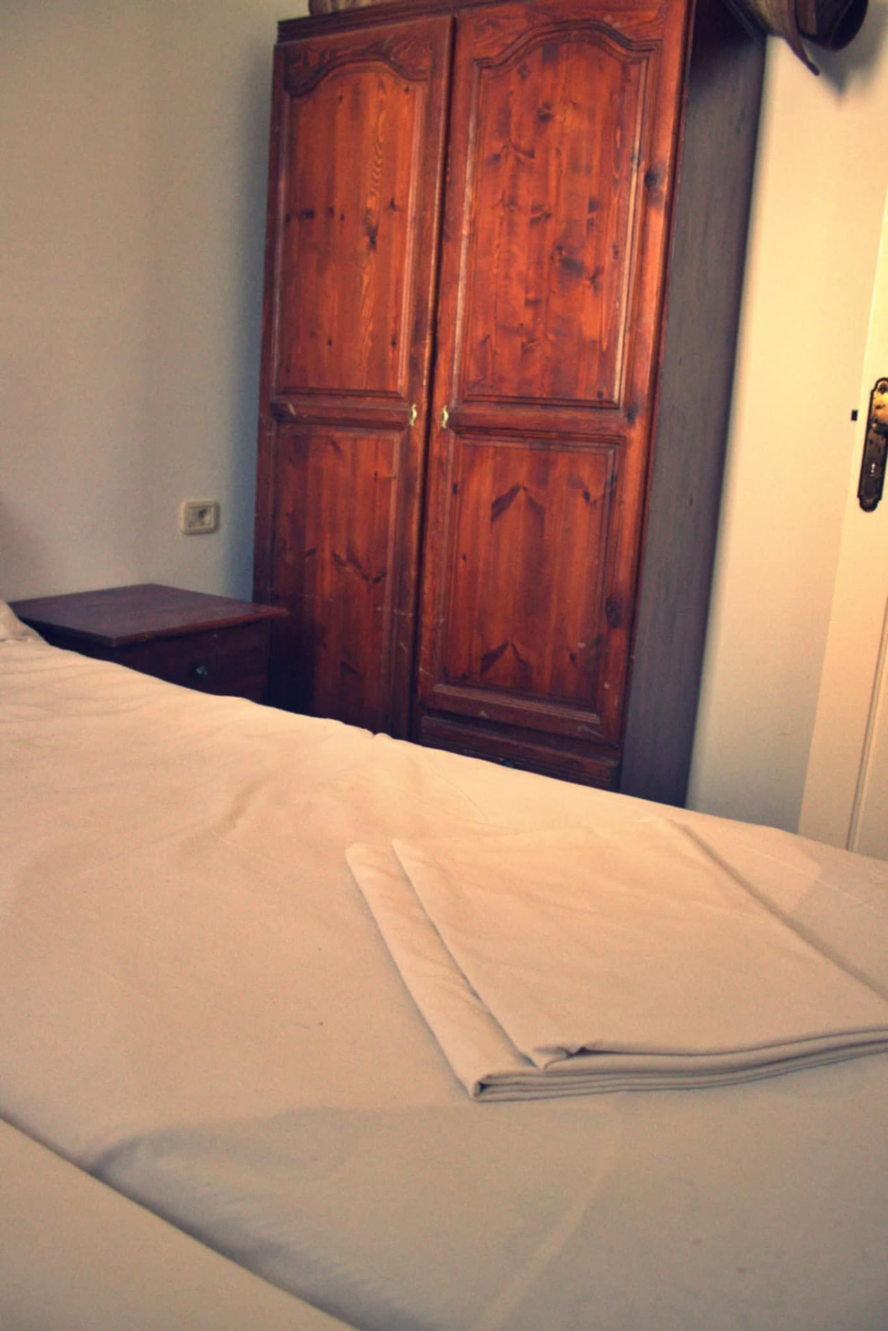 Chambre double avec armoire en bois