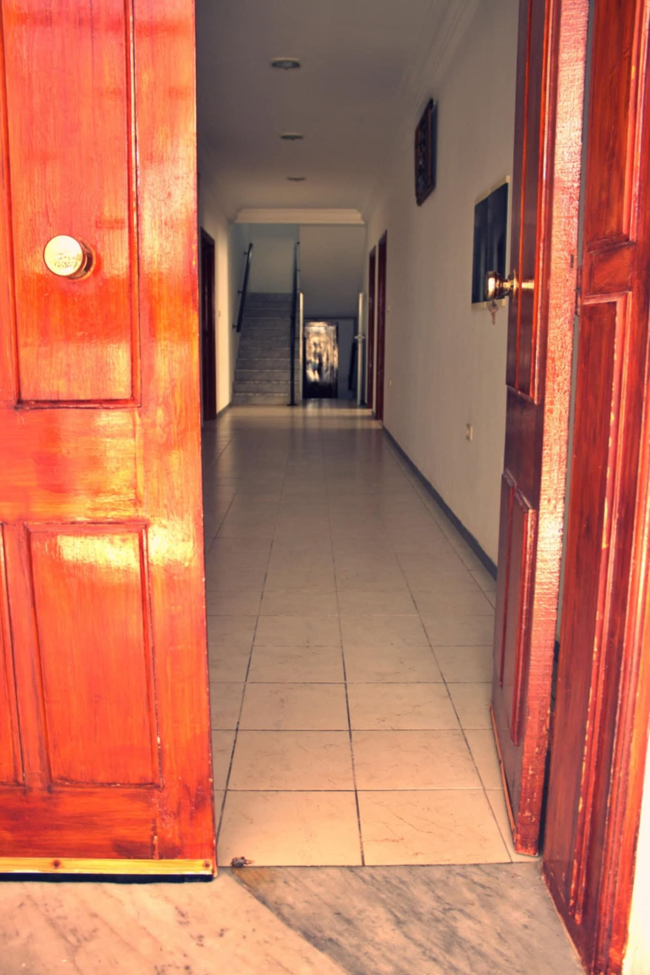 Couloir intérieur de la résidence avec portes en bois