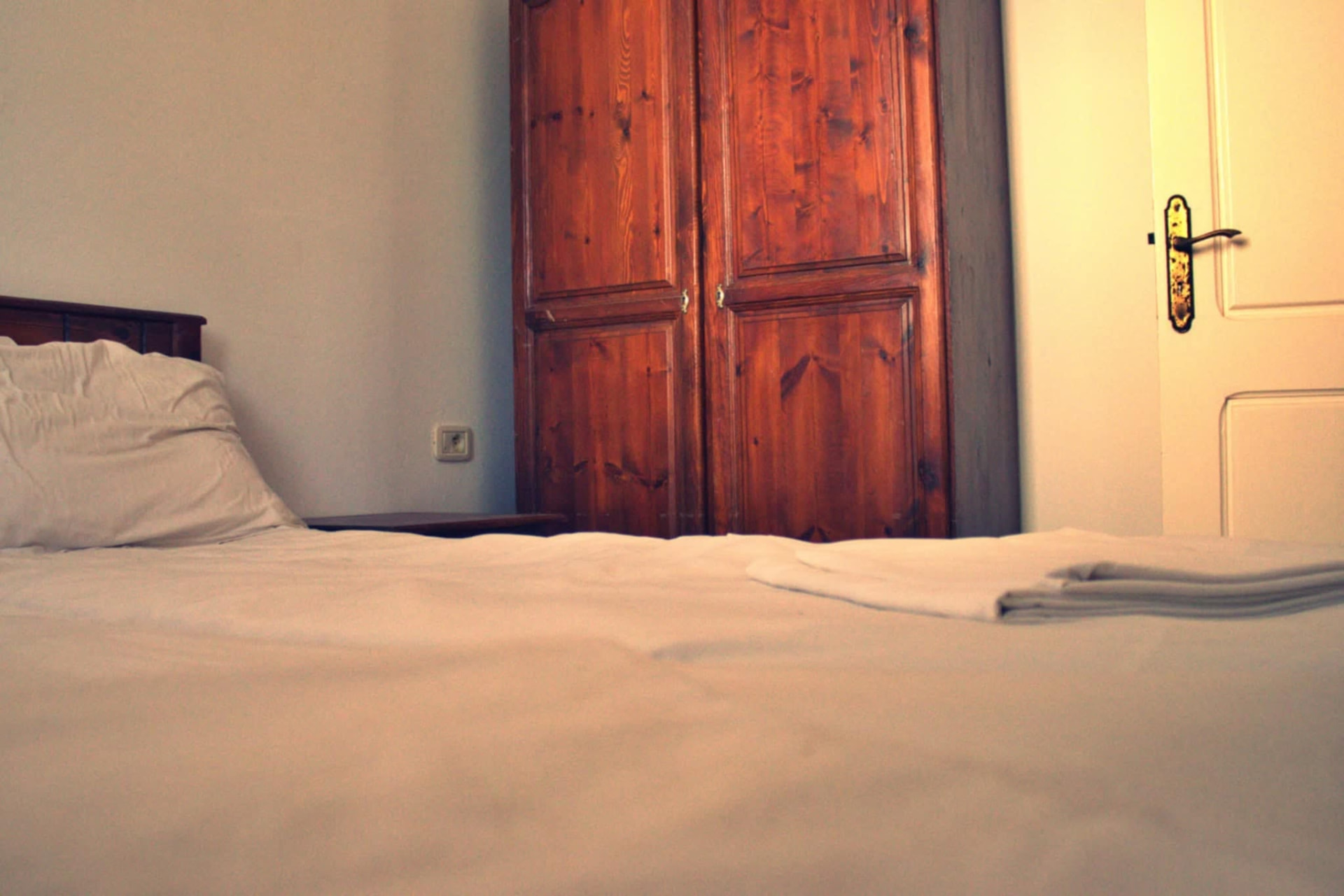 Chambre avec grande armoire en bois massif